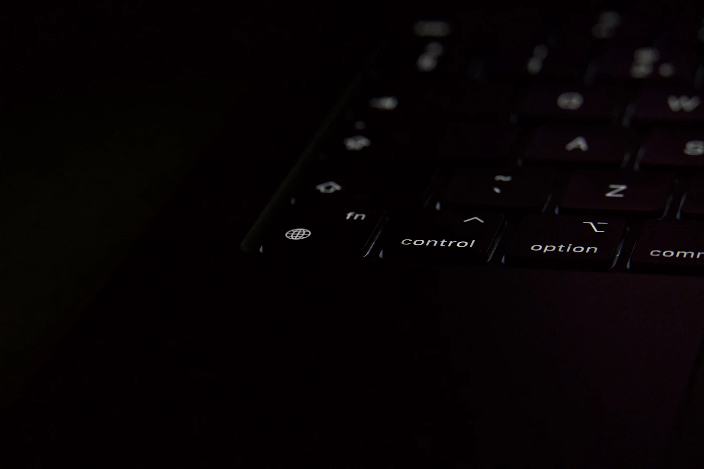 Clavier d'ordinateur portable rétroéclairé dans l'obscurité